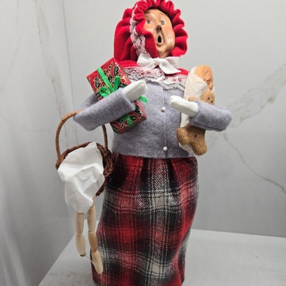 Byers Choice Exclusive Pleasantly Plump Shopping Woman (1996) - Picture 1 of 4